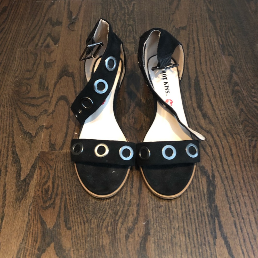 Womenโs hot Kiss sandals size 7.5